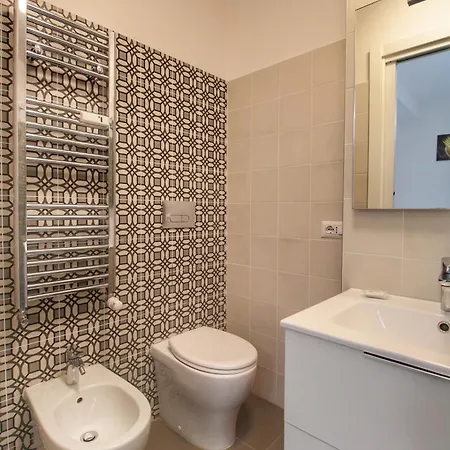 Delicious 2 Bed And Garden By Yh *