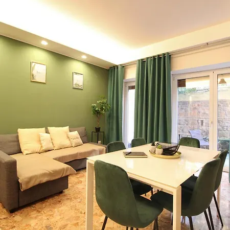 Delicious 2 Bed And Garden By Yh Apartment